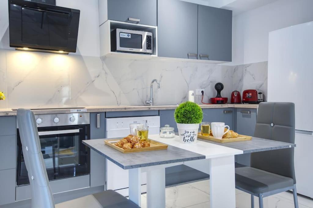 Appt P2 De 1 A 6 Pers A Rognac Apartment Bagian luar foto