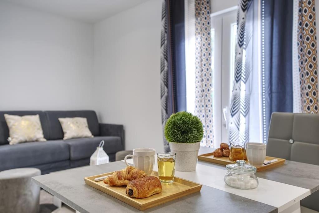 Appt P2 De 1 A 6 Pers A Rognac Apartment Bagian luar foto